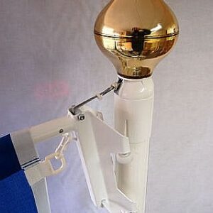 Nuleidžiamo skersinio vėliavos pakėlimo mechanizmo komplektas